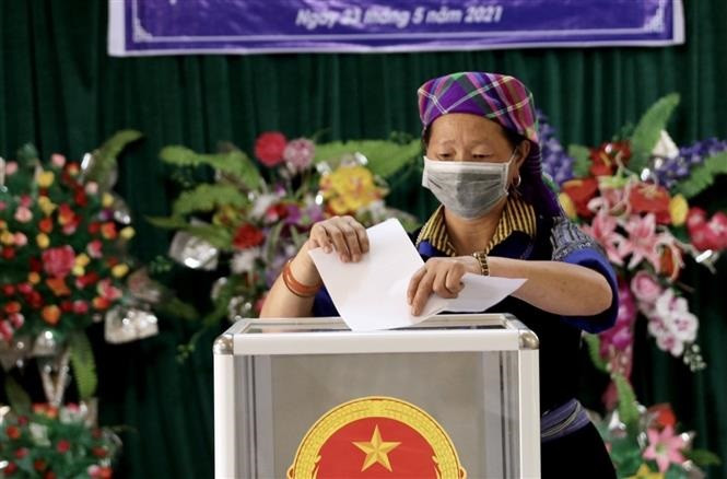 Cử tri các dân tộc tỉnh Yên Bái tin tưởng, mong muốn những ứng cử viên trúng cử sẽ có hoạt động thiết thực, ý nghĩa góp phần thúc đẩy sự phát triển của địa phương. Ảnh: Tuấn Anh - TTXVN
