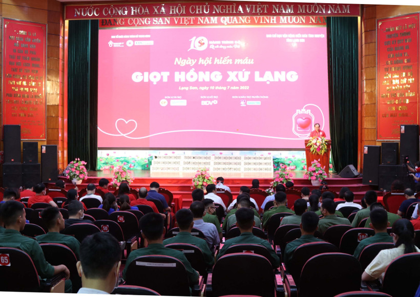 Quang cảnh khai mạc Chương trình Hành trình đỏ và Ngày hội hiến máu “Giọt hồng Xứ Lạng” năm 2022. Ảnh: Quang Duy - TTXVN
