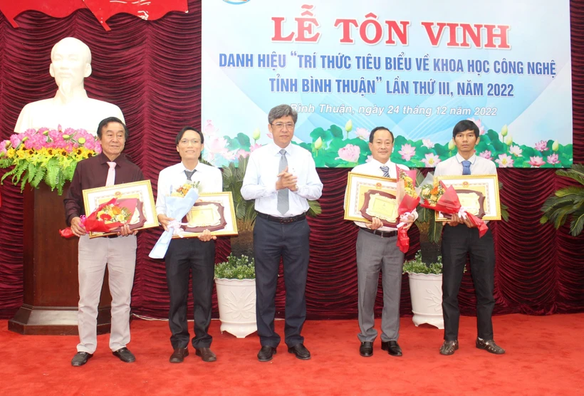 Tôn vinh các nhà trí thức tiêu biểu về khoa học công nghệ. Ảnh: Hồng Hiếu - TTXVN