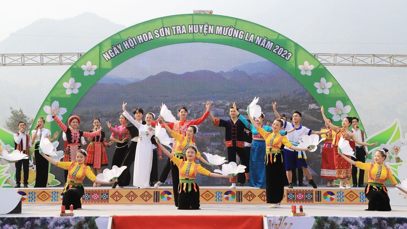 Chương trình nghệ thuật đặc sắc "Tiếng gọi mùa hoa sơn tra" tại Lễ khai mạc. Ảnh: baosonla.org.vn