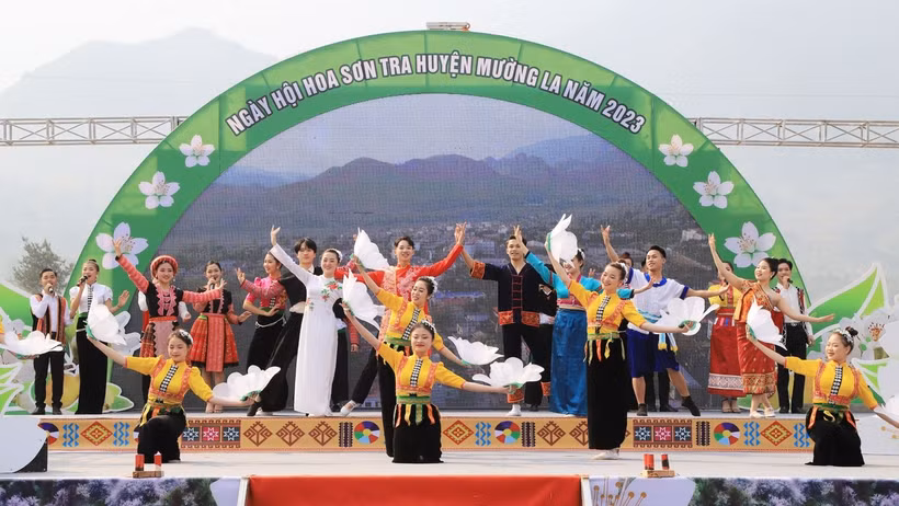 Chương trình nghệ thuật đặc sắc "Tiếng gọi mùa hoa sơn tra" tại Lễ khai mạc. Ảnh: baosonla.org.vn