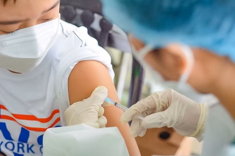 Nhân viên y tế Đà Nẵng tiêm vaccine Moderna phòng COVID-19 đợt 2 cho trẻ em từ 6 đến dưới 12 tuổi. Ảnh: Văn Dũng - TTXVN