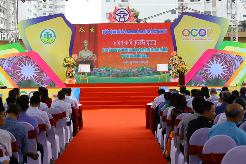Quang cảnh lễ công bố quyết định và trao bằng công nhận đạt chuẩn nông thôn mới nâng cao cho hai xã Minh Khai và Lại Yên.