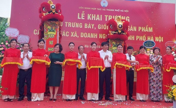 Các đại biểu cắt băng khai mạc Khu trưng bày, giới thiệu sản phẩm các hợp tác xã, doanh nghiệp Hà Nội.