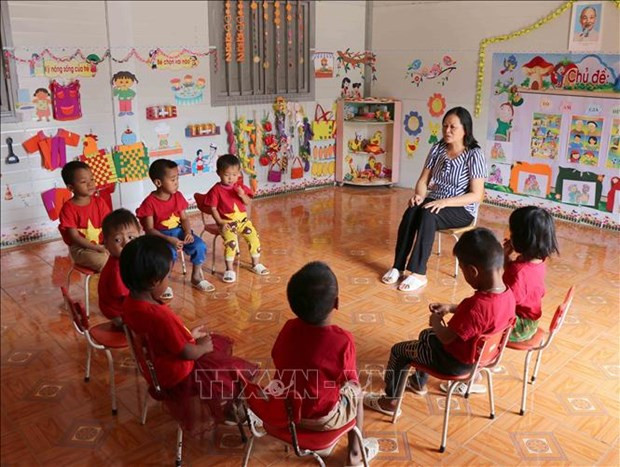 Cô và trò ở Điểm trường Huổi Moi (Trường Mầm non Pa Thơm, xã Pa Thơm, huyện Điện Biên, tỉnh Điện Biên). Ảnh: Xuân Tiến - TTXVN