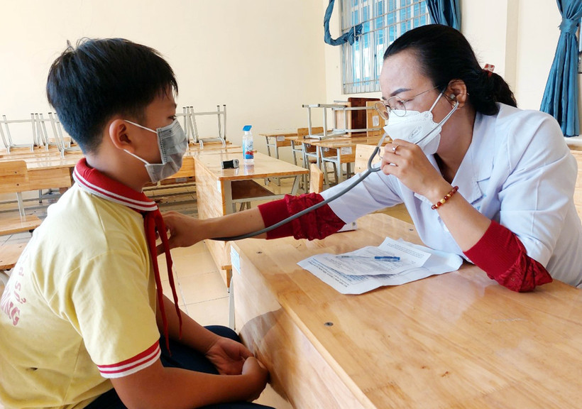 Khám sàng lọc để tiêm vaccine cho trẻ em dưới 12 tuổi tại tỉnh Sóc Trăng. Ảnh: Trung Hiếu - TTXVN