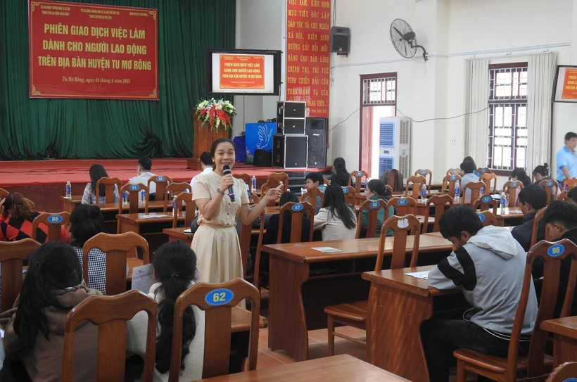 Đại diện các doanh nghiệp giới thiệu công việc cho người lao động. Ảnh: Dư Toán - TTXVN