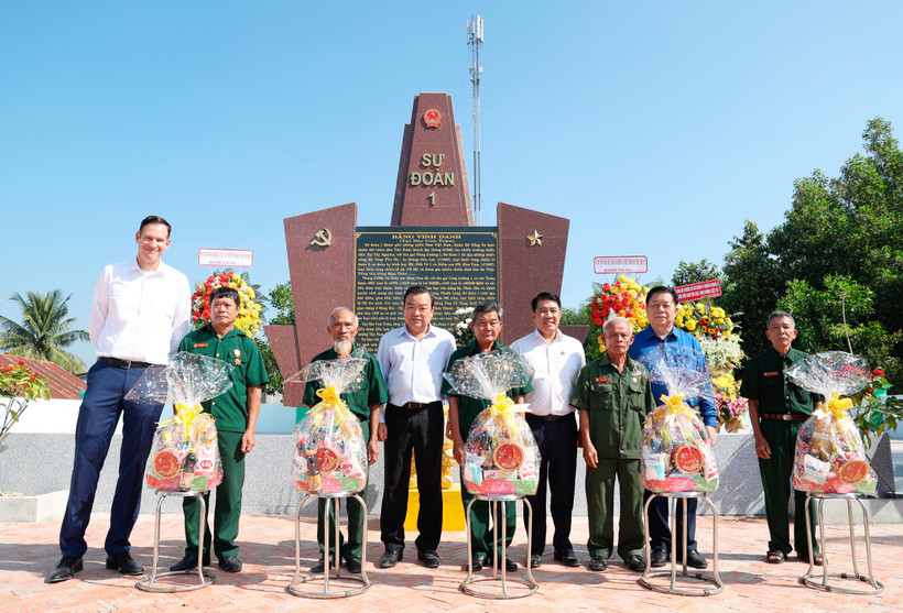 Đồng chí Nguyễn Trọng Nghĩa, Bí thư Trung ương Đảng, Trưởng Ban Tuyên giáo Trung ương cùng lãnh đạo địa phương, các mạnh thường quân tặng quà các gia đình chính sách, người có công với cách mạng của huyện Tân Châu (Tây Ninh). Ảnh: An Hiếu 