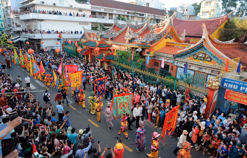 Đoàn diễu hành đi qua hội quán Ôn Lăng trên đường Lão Tử, quận 5 - một công trình có hơn trăm năm tuổi. Ảnh: An Hiếu