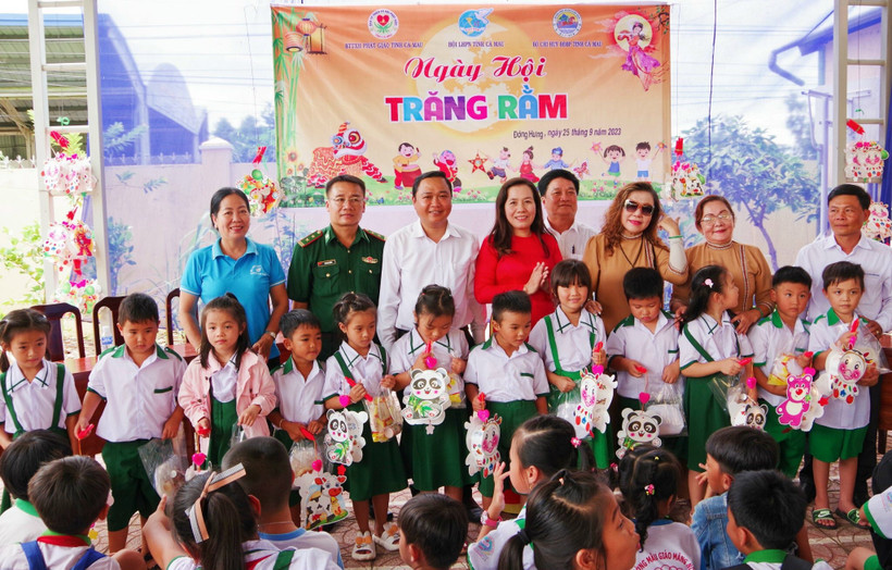 Trung tá Võ Minh Đương, Phó Chủ nhiệm Chính trị BĐBP tỉnh và bà Tiêu Việt Tiên, Phó Chủ tịch Hội LHPN tỉnh tặng những phần quà Tết Trung thu cho các em học sinh Trường tiểu học Đông Hưng, xã Đông Hưng (Cái Nước, Cà Mau). 