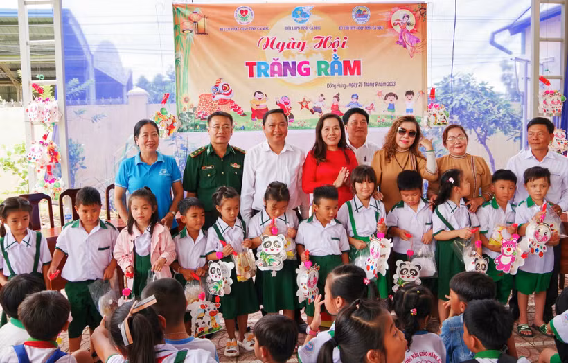 Trung tá Võ Minh Đương, Phó Chủ nhiệm Chính trị BĐBP tỉnh và bà Tiêu Việt Tiên, Phó Chủ tịch Hội LHPN tỉnh tặng những phần quà Tết Trung thu cho các em học sinh Trường tiểu học Đông Hưng, xã Đông Hưng (Cái Nước, Cà Mau). 