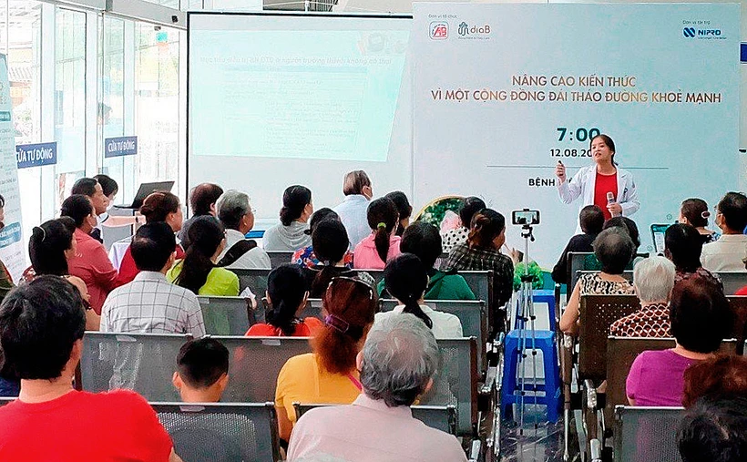 Quang cảnh buổi sinh hoạt Câu lạc bộ Bệnh nhân đái tháo đường với chủ đề “Nâng cao kiến thức vì một cộng đồng đái tháo đường khỏe mạnh”. Ảnh: Đinh Hằng