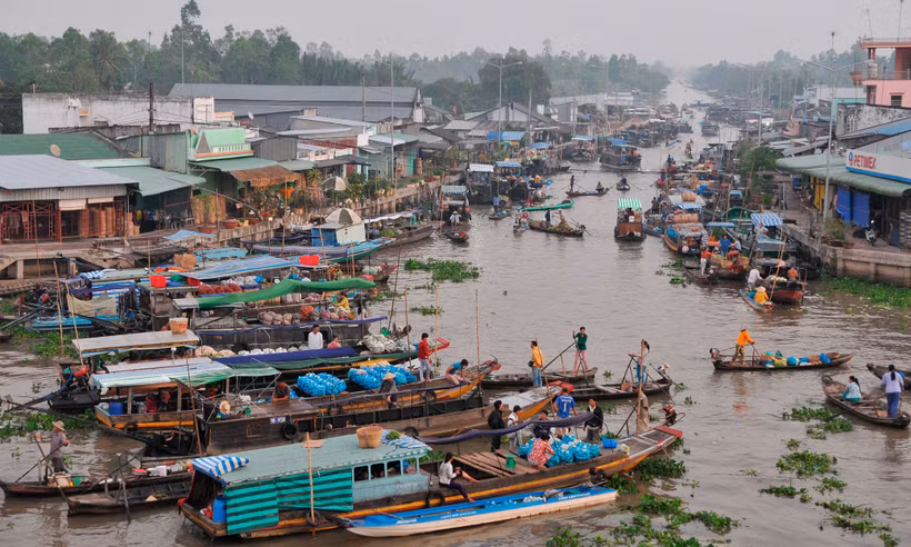 Hàng trăm ghe, thuyền lớn, nhỏ tập trung mua bán, trao đổi hàng nông sản tại khu vực Chợ nổi Ngã Năm. Ảnh: An Hiếu