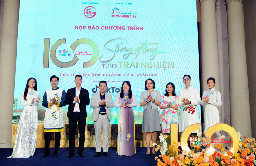 Đại diện Sở du lịch thành phố Hồ Chí Minh, các đại sứ du lịch tại họp báo giới thiệu Chương trình “Thành phố Hồ Chí Minh – 100 điều thú vị”. Ảnh: An Hiếu