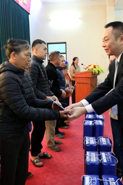 TTXVN trao tặng quà Tết cho các hộ gia đình khó khăn xã Tân Trào, Tuyên Quang