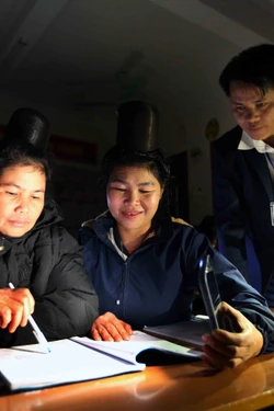 Lớp học xóa mù chữ ở xã Mường Khiêng