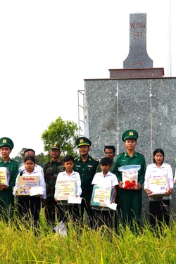 Tiếp thêm động lực cho học sinh, người dân khó khăn vùng biên giới Tây Nam