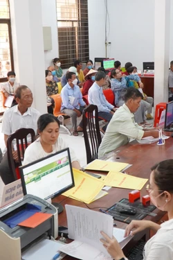Giải quyết thủ tục hành chính thông suốt khi triển khai chính quyền 2 cấp