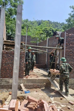 Quân đội chung sức giúp đồng bào xóa nhà tạm, dột nát