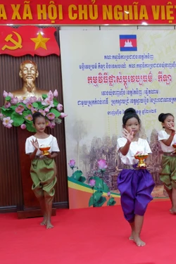 Giao lưu đoàn kết dân cư khu vực biên giới Việt Nam - Campuchia