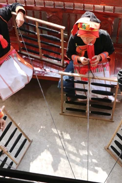 Độc đáo kỹ thuật kéo sợi của phụ nữ Dao ở Lai Châu