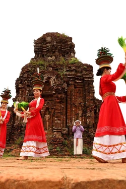 Khi vũ điệu Chăm làm 'sống' lại không gian tháp cổ