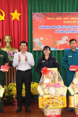 Động viên các lực lượng bảo vệ an toàn tuyến biên giới, giữ bình yên cho nhân dân đón Tết