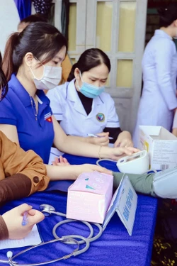 Khám bệnh và phát thuốc miễn phí cho người dân vùng sạt lở