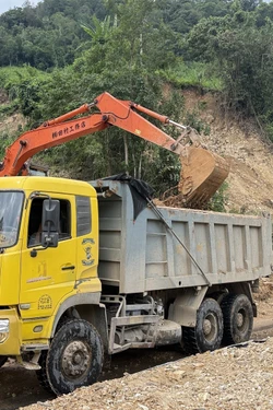 Đắk Lắk: Di dời người dân vùng sạt lở đến nơi an toàn, khơi thông đường bị ách tắc