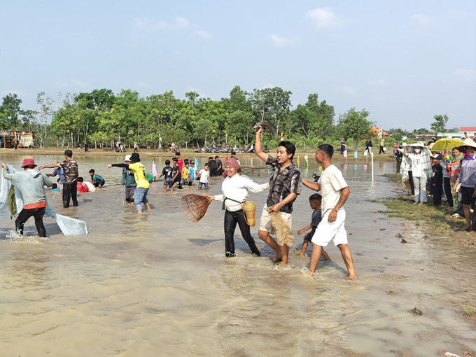 Trong phần trò chơi dân gian truyền thống diẽn ra sau phần nghi lễ, người dân trực tiếp xuống bàu bắt cá. Con cá lớn bắt đầu tiên sẽ dâng cho già làng. Mọi người sau đó lấy sản phẩm bắt được cùng nướng và chế biến các món ăn truyền thống để ăn tại lễ hội.