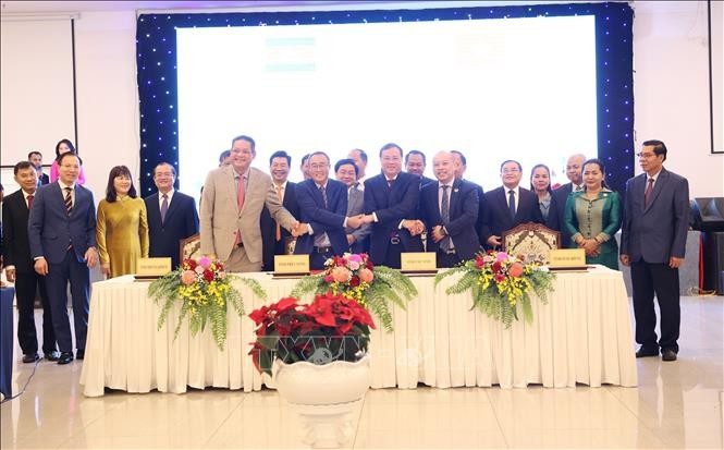 Lãnh đạo tỉnh Tây Ninh và lãnh đạo 3 tỉnh Tbong Khmum, Svay Rieng và Prey Veng ký kết Thỏa thuận Hợp tác giai đoạn 2026 - 2030.