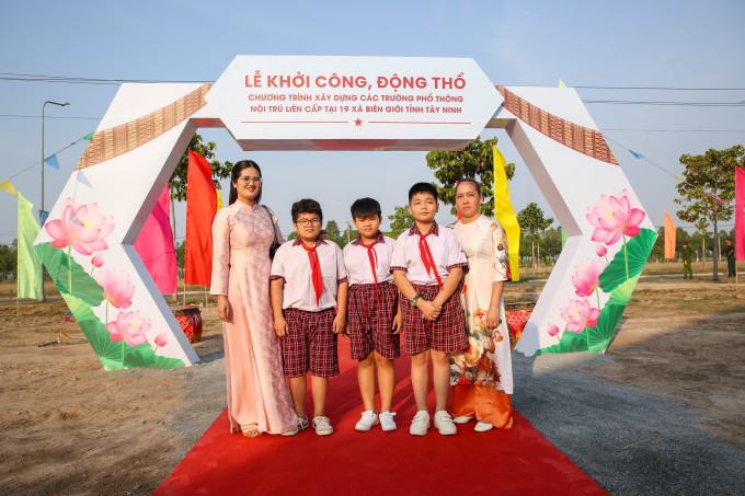 Cô và trò Trường Tiểu học Bến Cầu, xã Bến Cầu, tỉnh Tây Ninh trước giờ khởi công Trường phổ thông nội trú liên cấp Tiểu học và Trung học cơ sở Bến Cầu ở xã Bến Cầu.