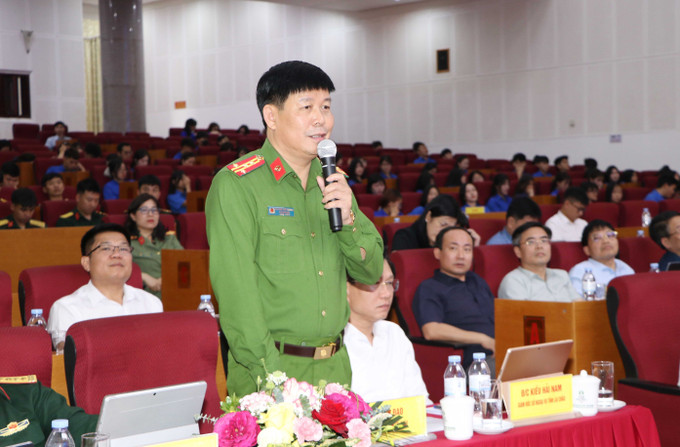 Đại diện Công an tỉnh Lai Châu trả lời câu hỏi của thanh niên tại Hội nghị.
