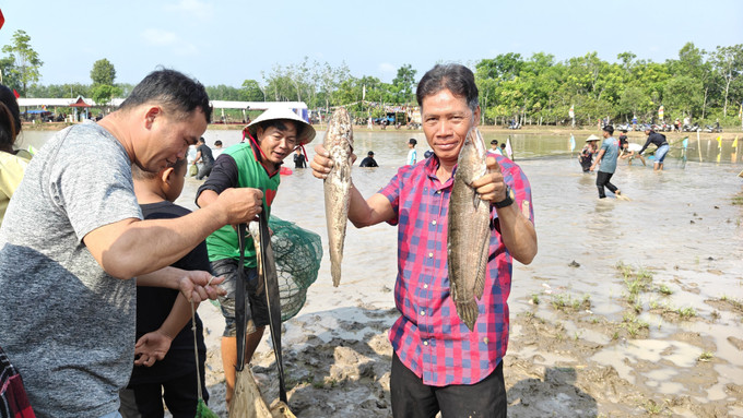 Trong phần trò chơi dân gian truyền thống diễn ra sau phần nghi lễ, người dân trực tiếp xuống bàu bắt cá. Con cá lớn bắt đầu tiên sẽ dâng cho già làng. Mọi người sau đó lấy sản phẩm bắt được cùng nướng và chế biến các món ăn truyền thống để ăn tại lễ hội.