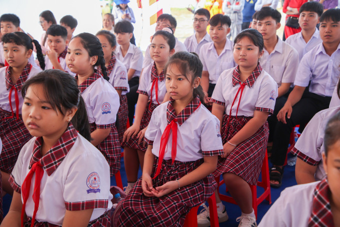 Học sinh Trường Tiểu học Bến Cầu hy vọng sớm được học ở trường mới, khang trang, sạch đẹp.