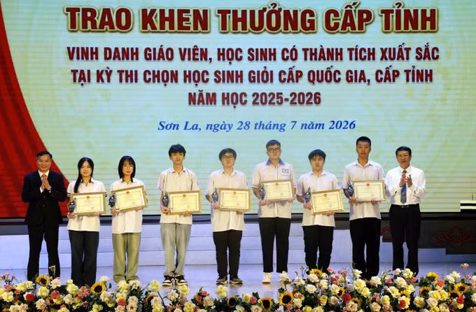 Trao Bằng khen của Chủ tịch Ủy ban nhân dân tỉnh Sơn La cho các học sinh đoạt giải tại Kỳ thi học sinh giỏi quốc gia Trung học phổ thông năm học 2025 - 2026.
