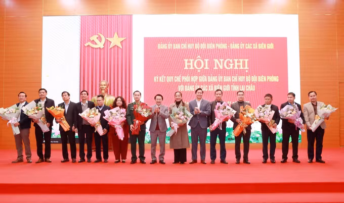 Phó Bí thư Thường trực Tỉnh ủy, Chủ tịch Ủy ban Mặt trận Tổ quốc Việt Nam tỉnh Lai Châu, Sùng A Hồ tặng hoa chúc mừng Đảng ủy các xã và Ban Chỉ huy Bộ đội Biên phòng.