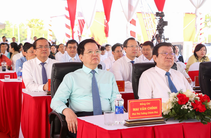 Phó Thủ tướng Chính phủ Mai Văn Chính (trái) và nguyên Ủy viên Bộ Chính trị, nguyên Chủ tịch nước Trương Tấn Sang (phải) dự Lễ khởi công, động thổ Trường phổ thông nội trú liên cấp Tiểu học và Trung học cơ sở Bến Cầu ở xã Bến Cầu, tỉnh Tây Ninh. 