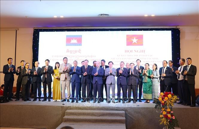 Lãnh đạo tỉnh Tây Ninh và lãnh đạo 3 tỉnh Tbong Khmum, Svay Rieng và Prey Veng chụp hình lưu niệm tại Lễ ký kết Thỏa thuận Hợp tác giai đoạn 2026 - 2030.