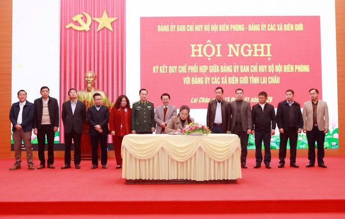 Đại diện Đảng ủy xã biên giới Khổng Lào ký quy chế phối hợp với Đảng ủy, Ban Chỉ huy Bộ đội Biên phòng tỉnh Lai Châu.