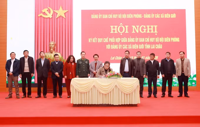 Đại diện Đảng ủy xã biên giới Khổng Lào ký quy chế phối hợp với Đảng ủy, Ban Chỉ huy Bộ đội Biên phòng tỉnh Lai Châu.