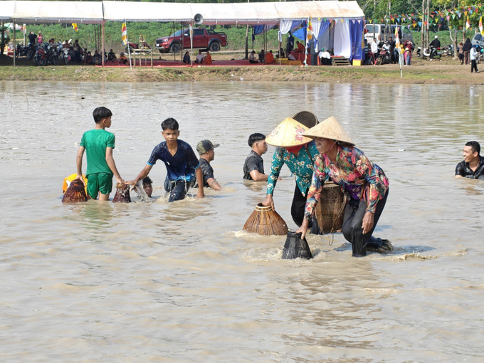 Trong phần trò chơi dân gian truyền thống diẽn ra sau phần nghi lễ, người dân trực tiếp xuống bàu bắt cá. Con cá lớn bắt đầu tiên sẽ dâng cho già làng. Mọi người sau đó lấy sản phẩm bắt được cùng nướng và chế biến các món ăn truyền thống để ăn tại lễ hội.
