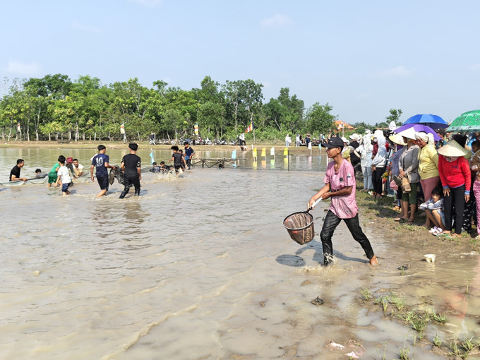 Thi đánh bắt cá tại lễ hội.