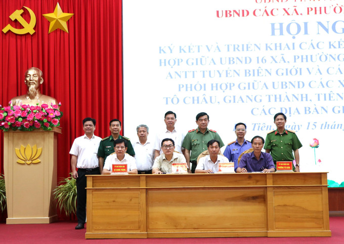 Đại diện UBND phường Hà Tiên, Tô Châu, Giang Thành, Tiên Hải ký kết quy chế phối hợp bảo đảm an ninh trật tự địa bàn giáp ranh.