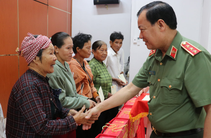 Thượng tướng Lê Tấn Tới, Chủ nhiệm Ủy ban Quốc phòng, An ninh và Đối ngoại của Quốc hội cùng lãnh đạo tỉnh Tây Ninh tặng quà tết cho các hộ gia đình có hoàn cảnh khó khăn tại xã Đức Huệ, tỉnh Tây Ninh. Ảnh: Bùi Giang/TTXVN
