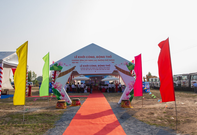 Trường phổ thông nội trú liên cấp Tiểu học và Trung học cơ sở Bến Cầu được khởi công xây dựng tại vùng biên giới thuộc xã Bến Cầu, tỉnh Tây Ninh.