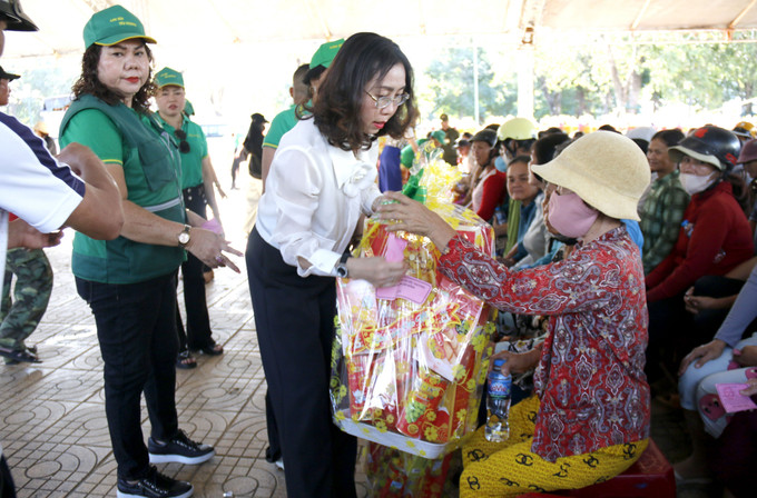 Hội thiện nguyện lan tỏa yêu thương Bình Thuận trao tặng 1.000 phần quà đến người dân có hoàn cảnh khó khăn.