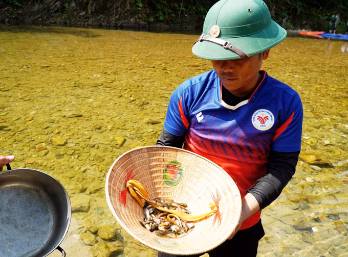 Người dân phấn khởi khi “săn” được nhiều cá.