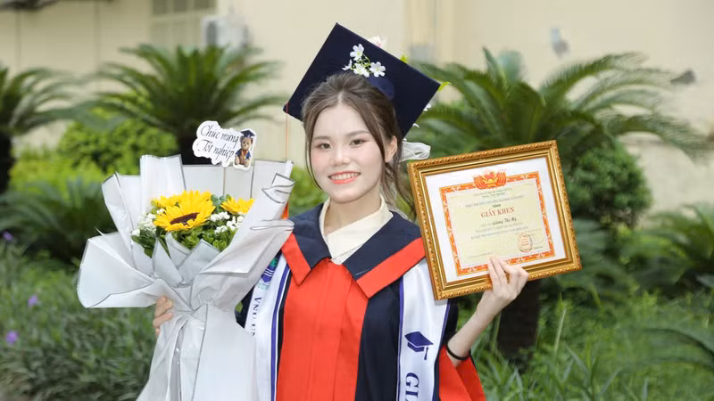 Từng muốn bỏ học vì hoàn cảnh, cô gái người Mông tốt nghiệp cử nhân loại xuất sắc