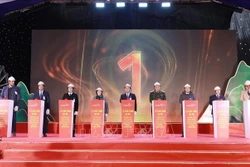 Các đại biểu thực hiện nghi thức khởi công. Ảnh: Quý Trung/ TTXVN